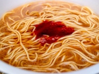 味も価格もカップ麺離れ！　「天神西通り店」限定の味を再現した「一蘭 釜だれ」は驚嘆の一杯