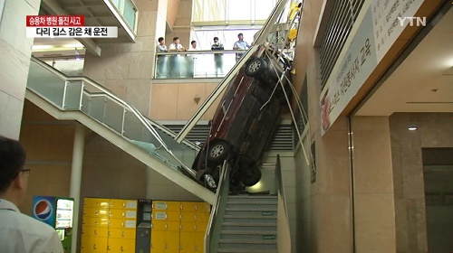 病院に車が突っ込む