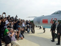 萌えパイロットを撮影するマニアたち（北朝鮮対外情報サイト「ネナラ」より）