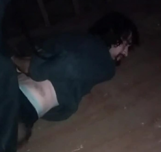 犯人を取り押さえる