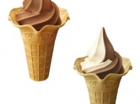 「ベルギーチョコソフト」（左）と「ベルギーチョコミックスソフト」（右）
