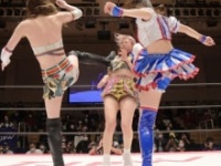 連係を決める赤井沙希＆荒井優希