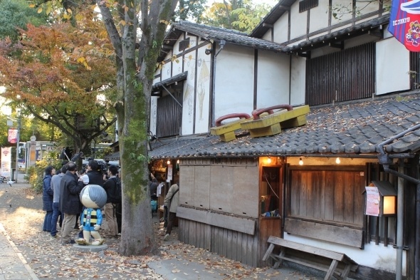 関係者に集まる取材陣