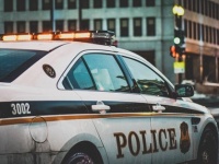 偽警官、本物の警官の見ている前で逃走中の車を追いかけ犯人を拘束。だがその後本物に逮捕される（アメリカ）