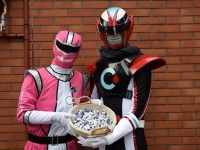 オルコネマン（右）とヒーロー・ピンク（左）