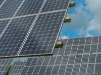 大量のソーラーパネルを学校に設置して電気代を節約し、低賃金で働いていた教師の給料に還元（アメリカ）