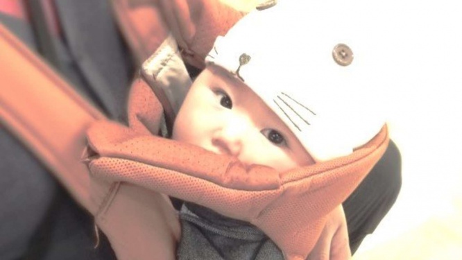 幼い娘、大きな荷物、大混雑の東京駅(画像はphotoAC)