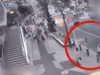 テレポート？道路標識から突如現れた男性の姿が監視カメラにとらえられる