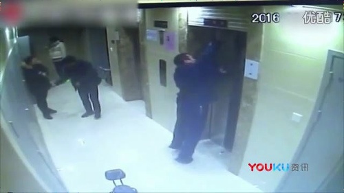 エレベーターに首吊り