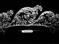 葛飾北斎の「神奈川沖浪裏」にインスパイアされた美しくゴージャスなティアラ