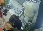 危ない！　自転車の積荷がデカすぎて倒れ、男性たちを直撃。