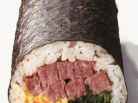 黒トリュフソースも入って1000円以下！「ローストビーフと黒トリュフ ソースのフレンチ恵方巻」