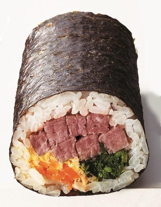 黒トリュフソースも入って1000円以下！「ローストビーフと黒トリュフ ソースのフレンチ恵方巻」
