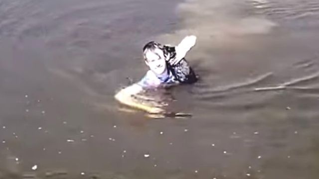 もう大丈夫、さあいっしょにおいで！運河に飛び込んで猫を助けた男性がいた