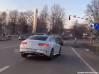 ロシア式サンキューハザード、車線変更をしたい車を前に入れてあげたら、こんなサプライズが待っていた