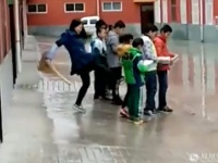 雨の中、生徒たちを一列に並べ、ホウキ片手に渾身の蹴りを入れる女性教師