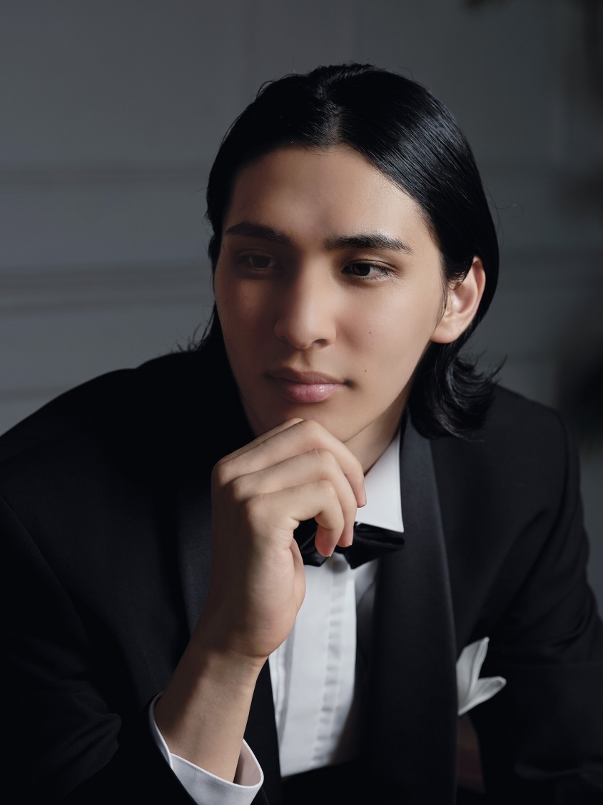 バレーボール男子日本代表の新星貴公子・高橋慶帆選手　その素顔に迫ったファースト写真集　本日発売！！