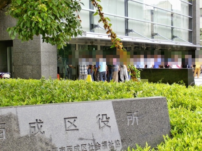 受給日に並ぶ人々(写真はイメージです)