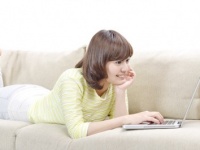 ポチっとな♪　女子が必ずネットで買うものランキング　2位は「化粧品」1位は？