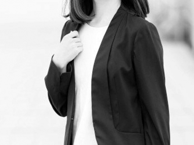 スーツを来た女性が...(画像はイメージ)