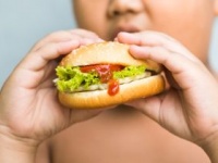 親が食べものを与えてしまう傾向も……（shutterstock.com）