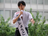 7月25日、新宿駅西口の立会演説会で