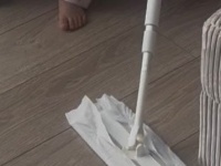 1歳児ママが目覚めると...リビングで待ち受けていた〝謎光景〟に5.7万人破顔　「情報量多い」「声でた」