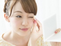 難しい！　女性に聞いた「アイシャドウを塗るときの失敗談＆困りごと」