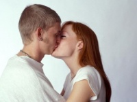 男のサガ!?　付き合っていない女性との「キス」体験4選
