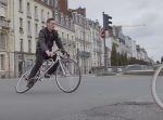 うねうねと曲がってる！？　フレームが柔軟になっている自転車が面白い。