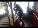 ナイフを持った男がバスに立てこもる⇒　勇敢な男性が現れ…