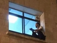 コロナ感染で入院し隔離された母親が亡くなる日まで、病院の壁を上り窓の外から見守り続けた息子（パレスチナ）
