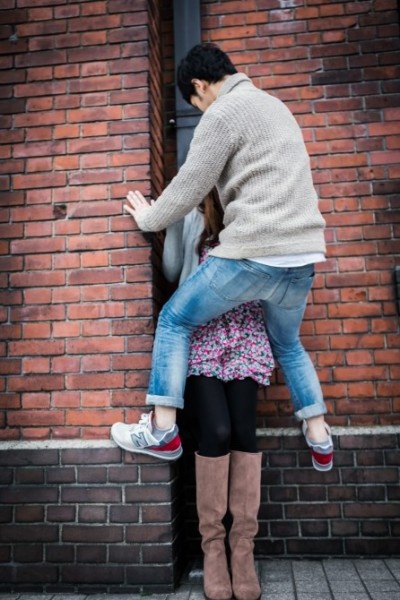 グイグイ攻められたい？　女子が求めているタイプは「強引な男子」or「ひかえめな男子」