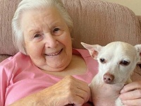 「一緒にいてくれてありがとう！」100歳のジョハンナお祖母ちゃんと保護犬グッチのハッピーライフ