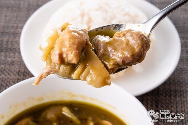 グリーンカレーをスプーンですくったところ