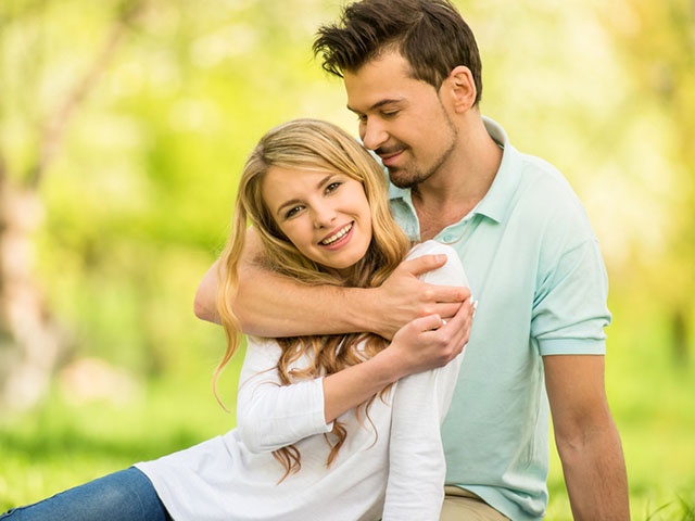 ピクニックするカップル