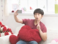 ぶっちゃけキモい!!　SNSに自撮りをアップする男性への女性の本音