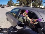 車窓から足を出す子ども…ライダーはどう注意したか？