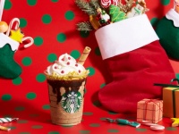 スタバ、お菓子を詰め込んだ「サンタブーツ チョコレート フラペチーノ」が登場