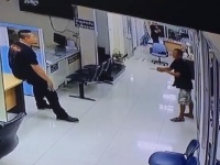ナイフを持って警察署に侵入した男に対し、暴力ではなくハグで解決した警官（タイ）