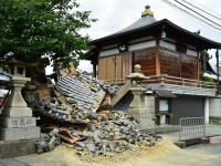 地震で茨木市の寺が崩れる（写真：日刊スポーツ/アフロ）