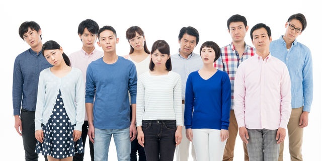 色々な世代の男女