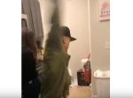 そりゃそうなるわ…！　ソースのボトルを振り回して遠心力で開けようとするが…