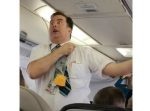 芸人ばりの顔芸！　カナダの客室乗務員がボケ倒す。