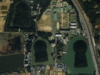 中央上の学校のような場所が奈良基地（C）国土画像情報（カラー空中写真） 国土交通省