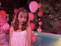 板野友美、肩とデコルテを露出した白ドレス姿を披露！　「可愛いすぎ」「ブラボー」「素敵なドレス」と大絶賛