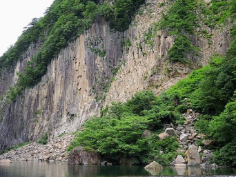 小原の材木岩（Kei hashiさん撮影、Wikimedia Commonsより）