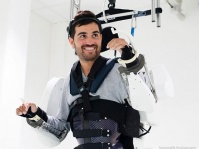 全身麻痺の男性が、脳波で動かす外骨格ロボットスーツで再び歩く（フランス研究）