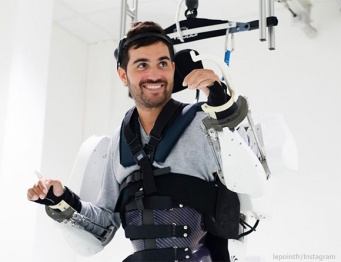 全身麻痺の男性が、脳波で動かす外骨格ロボットスーツで再び歩く（フランス研究）