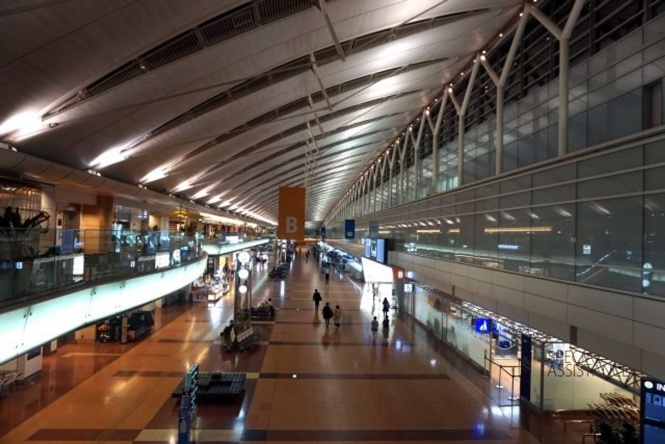 飛行機が遅延して空港到着が深夜に......（以下、画像はイメージ）